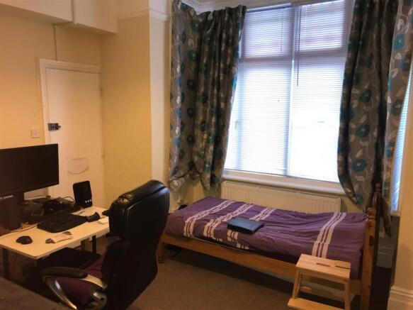 Flat 1, 31 Belmont Road Studio Room.JPG