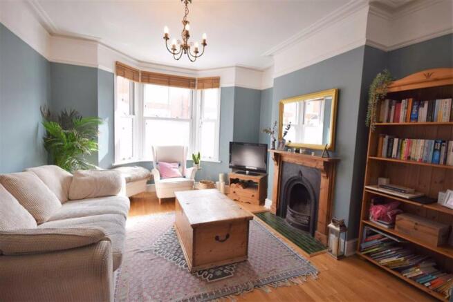 LOUNGE/DINING ROOM