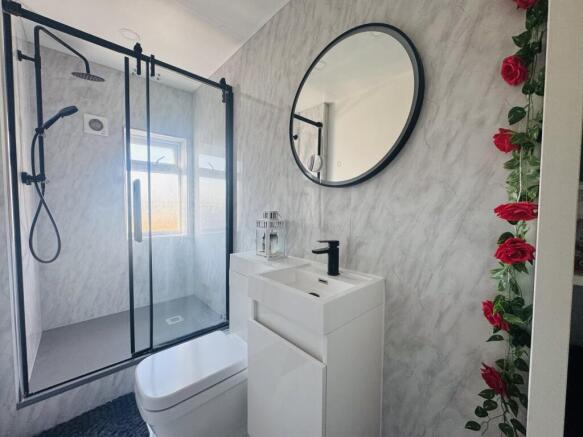 2 bed Terraced to rent Image 5