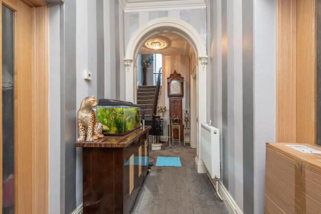 6 bed Detached for sale Image 6