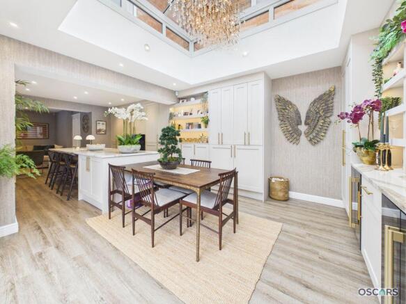 6 bed Detached for sale Image 6
