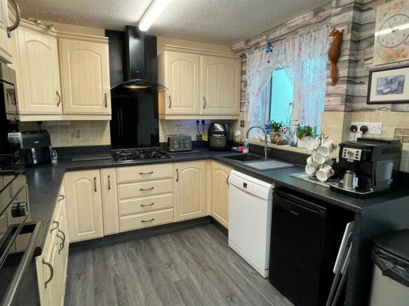 Kitchen,..jpg