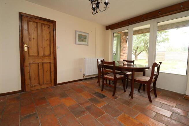 4 bed Detached to rent Image 8