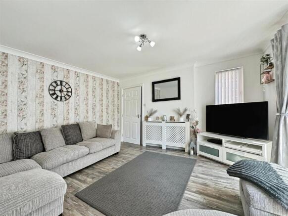 5 bed Detached for sale Image 5