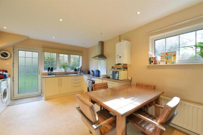 4 bed Detached for sale Image 6