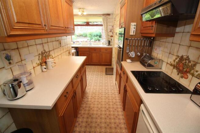'L' SHAPED KITCHEN