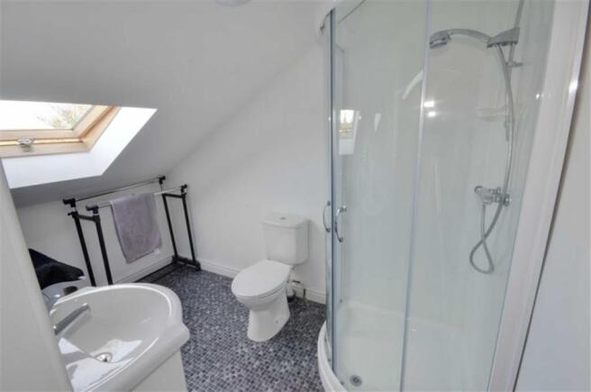 EN-SUITE SHOWER ROOM