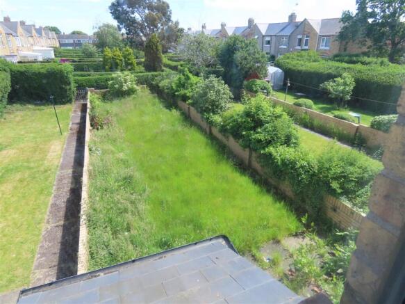 LARGE LAWNED FRONT GARDEN