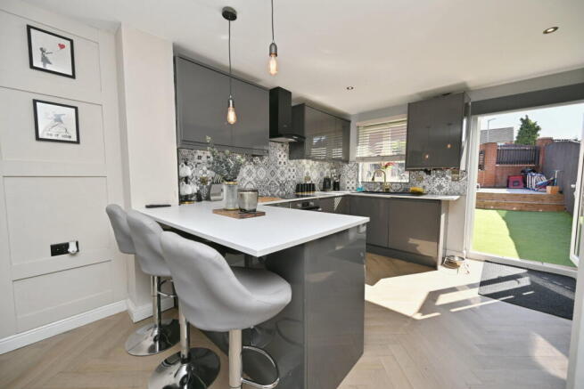 4 bed Semi-Detached for sale Image 3