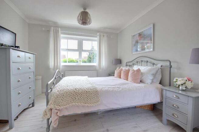 5 bed Detached for sale Image 9