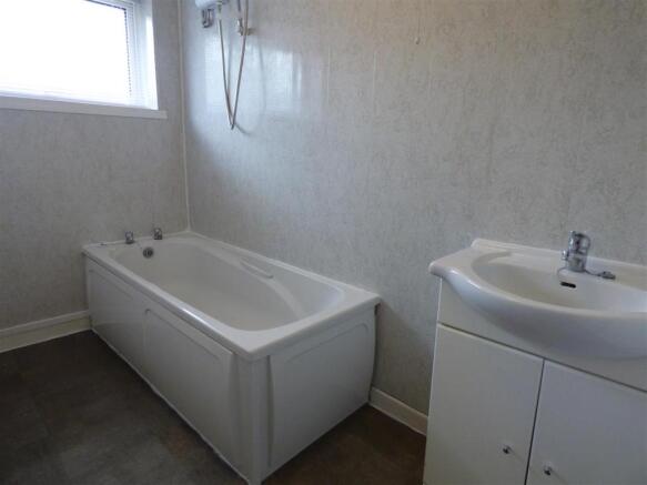 18 St Davids Close Bathroom DI 1 .JPG