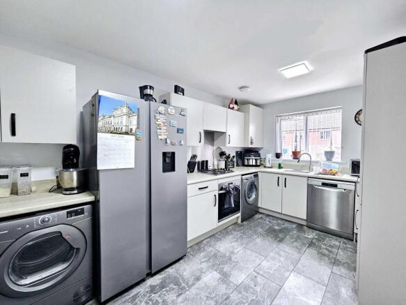 3 bed Semi-Detached for sale Image 9