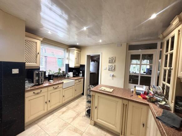 4 bed Detached for sale Image 11