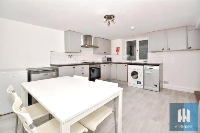 3 bed Terraced to rent Image 7