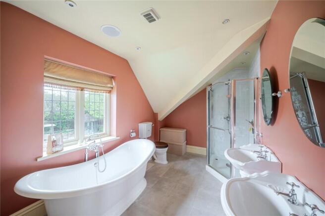 5 bed Detached for sale Image 11