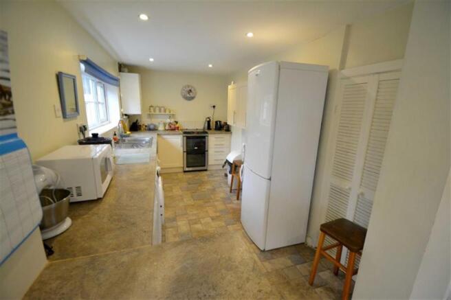 KITCHEN/BREAKFAST