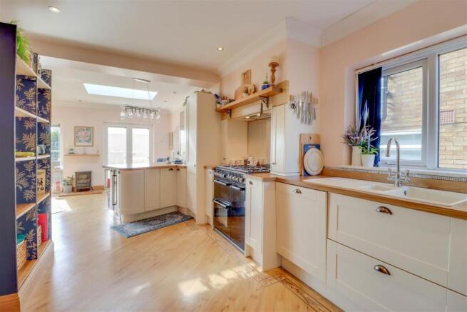 67 GUERNSEY GARDENS INSIDE-10.jpg