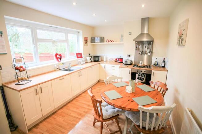 FITTED KITCHEN / DINER