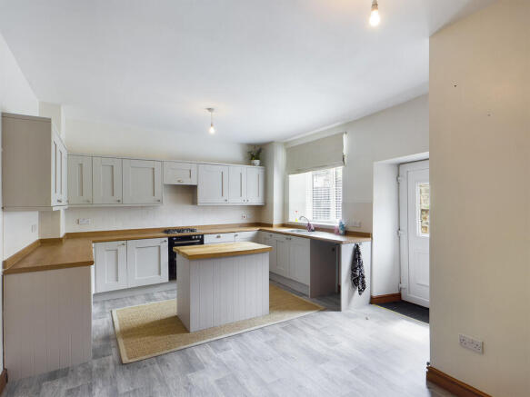 3 bed Semi-Detached to rent Image 6