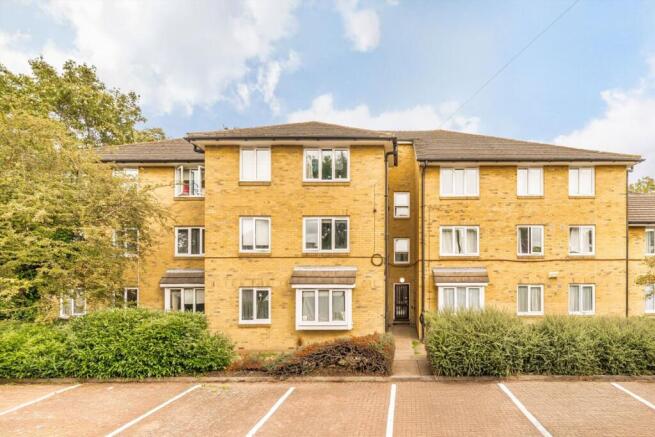 1-bed flat on Malyons Road, Lewisham, £315,000