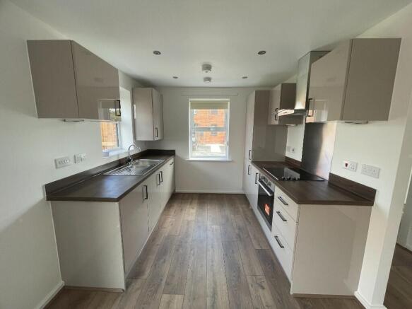 3 bed Detached to rent Image 5