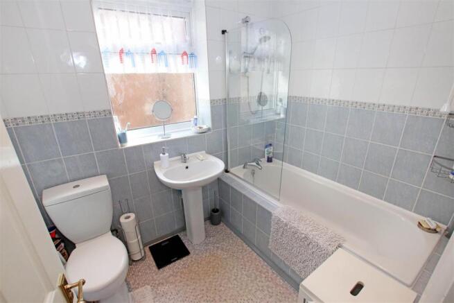 FIRST FLOOR FAMILY BATHROOM