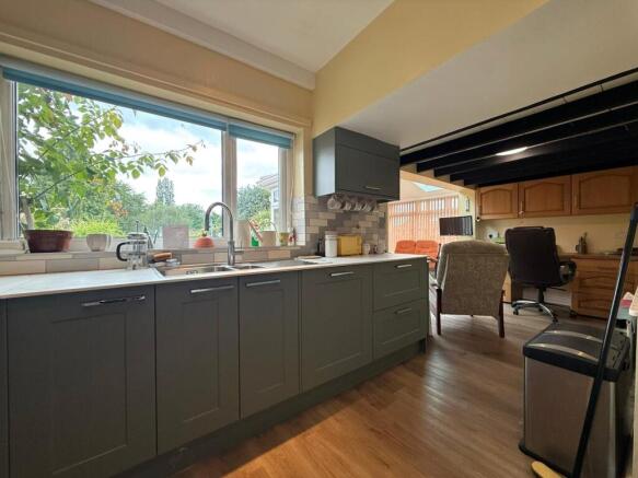 4 bed Semi-Detached for sale Image 4