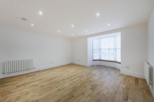 Lounge/Dining Area
