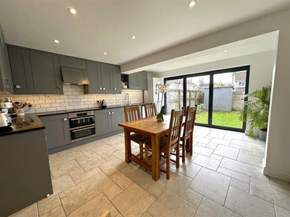 Modern Fitted Kitchen / Diner
