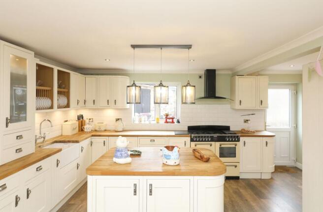 4 bed Detached for sale Image 9