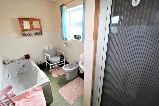 BATHROOM/SHOWER ROOM W.C