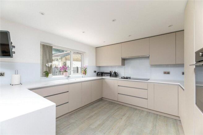 6 bed Detached for sale Image 10