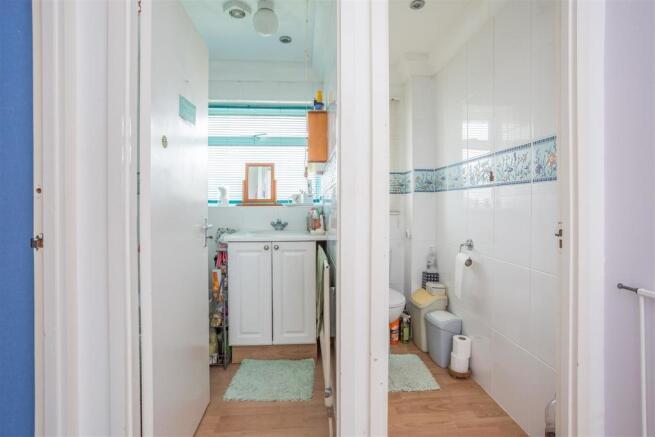 23 Willoughbys Walk Bathroom & Toilet.jpg