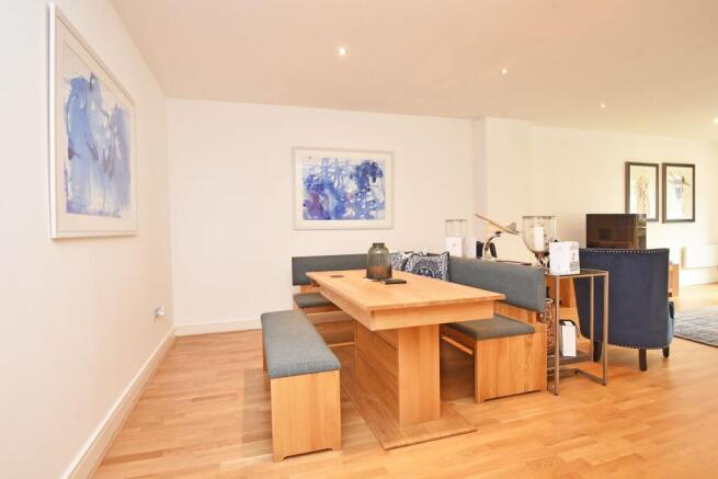 3 bed Flat for sale Image 9