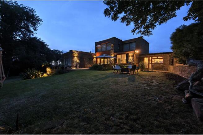 5 bed Detached for sale Image 3