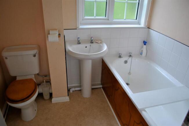 FIRST FLOOR BATHROOM