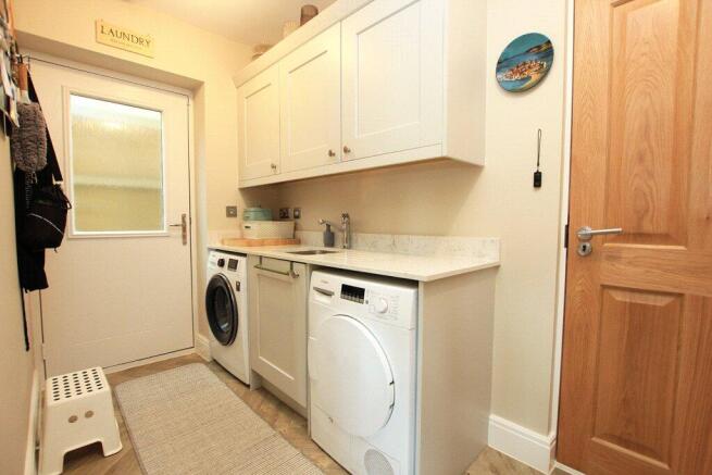 5 bed Detached for sale Image 12