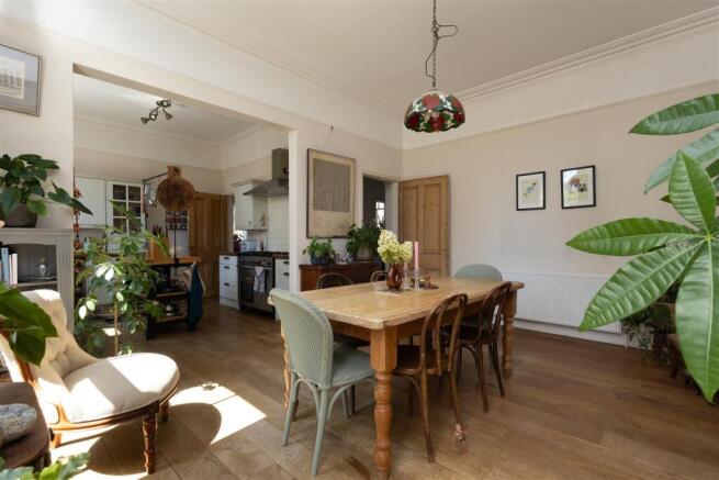 Open plan kitchen/dining