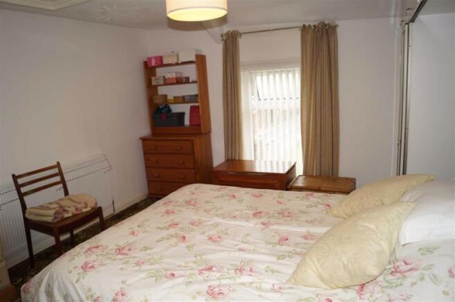 BEDROOM 1 (MASTER)