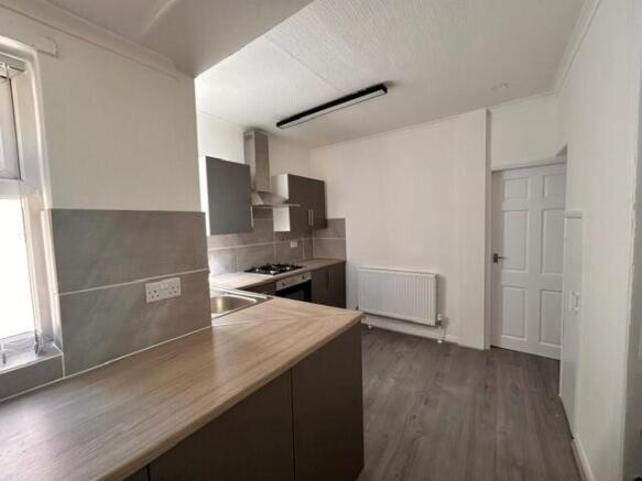 2 bed Terraced to rent Image 4