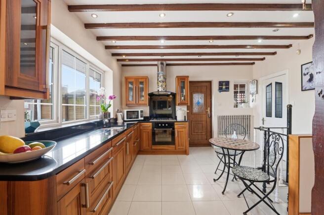 5 bed Detached for sale Image 9