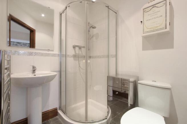 EN-SUITE SHOWER ROOM