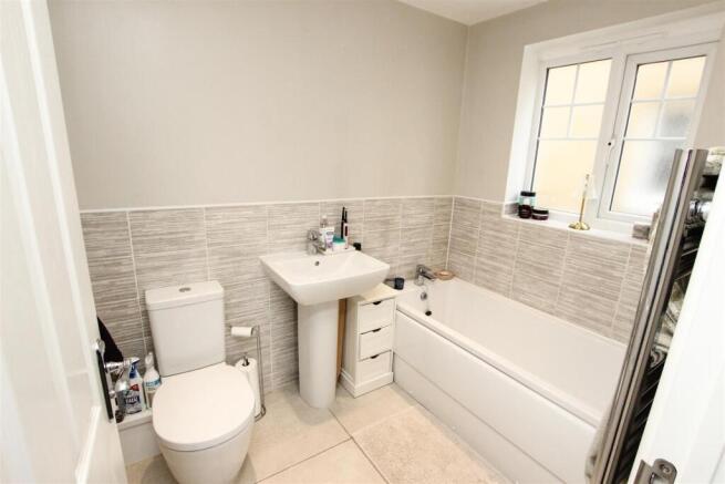 5 bed Detached for sale Image 12