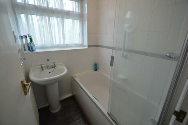 51 Nether Court bathroom.JPG