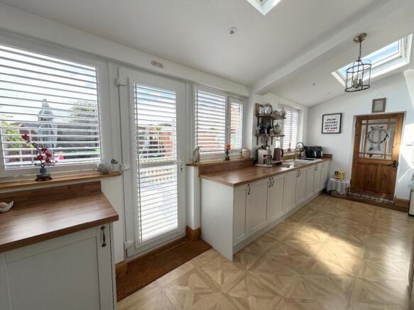 5 bed Semi-Detached for sale Image 12