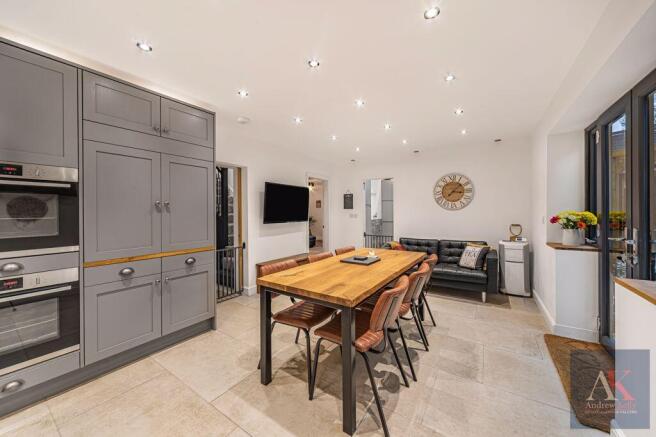 5 bed Detached for sale Image 10