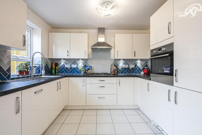 4 bed Detached for sale Image 8