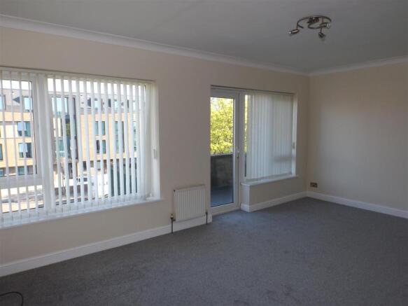 livingroom pic2.JPG