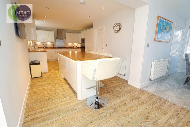 4 bed Detached for sale Image 6