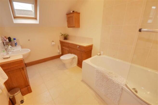 EN-SUITE BATHROOM